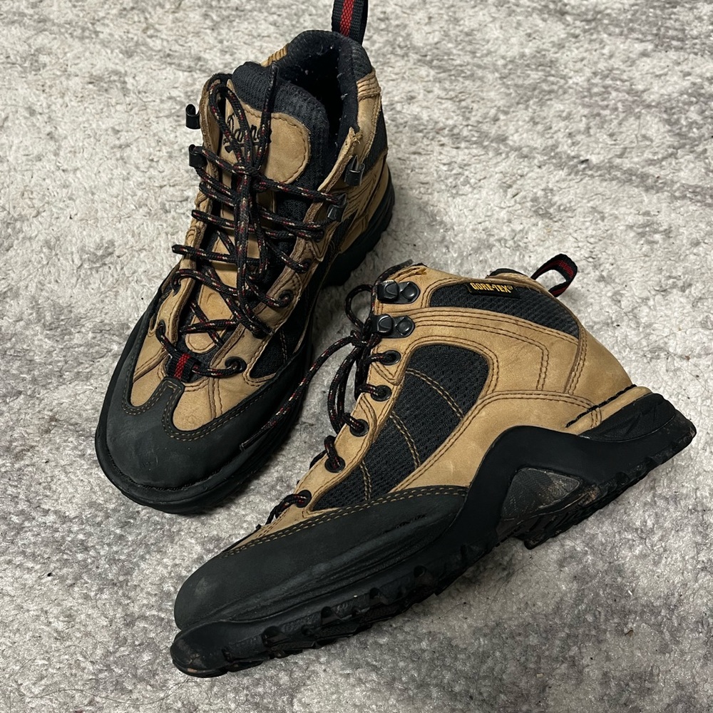 Danner hiking boots. Tag size 6.5 but fits a 6.